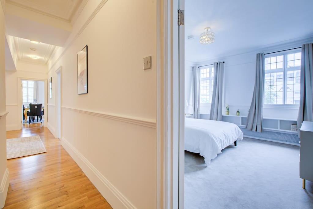 Baker Street Apartment *